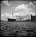 523 De SS Nieuw Amsterdam van de Holland Amerika Lijn aan de kade. Rechts het hoofdkantoor van de HAL.