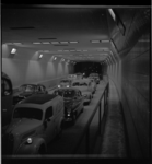 5240 Verkeersdrukte in de Maastunnel met talloze auto's die achter elkaar staan.