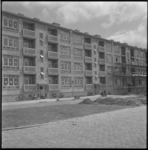 5258 Bouw van woningen aan de Langenhorst in Zuidwijk. Aan de rechterkant staan nog stellingen waar enkele mannen bezig ...