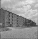 5260 Bouw van woningen aan de Langenhorst in Zuidwijk, vanaf de straat gezien. Rechts staan nog stellingen langs het ...