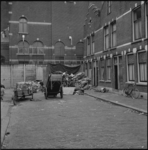 5511 Een oudpapierhandel in het hofje aan de Burgemeester Roosstraat. Op de achtergrond de achtergevel van de ...