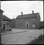 564 Bollenland 1 met kantoor van N.V. Mij voor Volkshuisvesting Vreewijk, N.V. complex De Vaan. Op de voorgrond Zaailand.