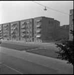5649 Zicht op woningen aan de Stadhoudersweg, met in het midden de Van Maanenstraat.