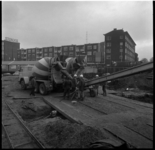 57454 Betonwagens storten beton voor de aanleg van de metro aan de Slaak.