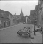 5783 Zicht op woningen in de Kerkstraat vanaf de Oude Raadhuislaan, met op de achtergrond de Hillegondakerk. Aan de ...