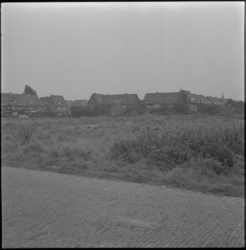 5785 Zicht op woningen aan de Heer Vrankelaan, vanaf de Plaswijcklaan. Op de voorgrond een stuk weiland.