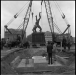 57918 De verplaatsing van het monument 'De verwoeste stad' van beeldhouwer Ossip Zadkine voor de aanleg van de metro.