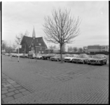 58409 Het parkeerterrein aan de Van Wijngaardenlaan en de Burgemeester Hazenberglaan. Links de Zomerlandkerk en rechts ...
