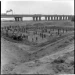 58996 De aanleg van het DWL terrein aan de Schaardijk. Op de achtergrond de oprit van de Van Brienenoordbrug. Opname in ...