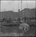 5940 Plaatsing van de zinker onder de Coolhaven bij de G.J. de Jonghweg door een aantal werkmannen, onder toeziend oog ...