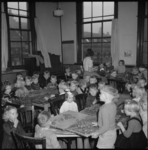 5974 Zaal vol met jonge kinderen in het Crooswijks Volkshuis aan de Van Reynstraat.