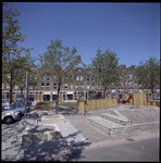 59831 Het Martinplein met een speelplaats voor kinderen, links een parkeerplaats en op de achtergrond enkele panden en ...