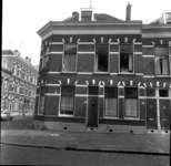 60321 Zicht op woningen aan het Noordeinde, ter hoogte van huisnummers 26-28, en links de Gashouderstraat.