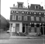 60334 Zicht op enkele woningen aan het Noordeinde, ter hoogte van huisnummers 25-27, met links de Gashouderstraat. Op ...