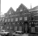 60336 Zicht op enkele oude panden met trapgevels in de Gashouderstraat, ter hoogte van huisnummers 46-48.