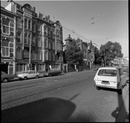 60407 De Oostzeedijk met historische panden en links op de hoek op huisnummer 76 het Rotterdamsch Zuigelingen Tehuis. ...