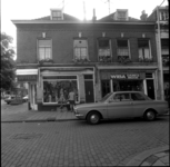 60691 De Vlietlaan in Kralingen, met in de panden met huisnummers 2-4a damesmodewinkel Wiba. Links de Oudedijk.