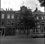 60776 Zicht op woningen in de Atjehstraat op Katendrecht, ter hoogte van huisnummers 15-23.