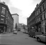 60823 Zicht op enkele panden in de Tolhuisstraat op Katendrecht, met rechts Café Norge en links de Katendrechtsestraat. ...