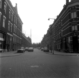 60846 Zicht op woningen in de Rechthuisstraat op Katendrecht, vanuit de Katendrechtsestraat.