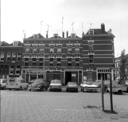 60880 Woningen en bedrijfspanden in de Rechthuislaan op Katendrecht, met rechts de Katendrechtsestraat.