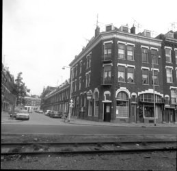 60888 De Rechthuisstraat op Katendrecht, gezien vanuit de Tolhuislaan, met op de rechterhoek café Wilfri . Op de ...