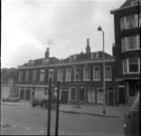 60915 Zicht op woningen en bedrijfspanden in de Tolhuisstraat. Op een van de panden in het midden staat: Broodbakkerij.