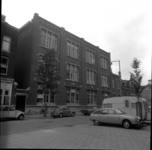 60934 Zicht op een schoolgebouw aan de Tolhuisstraat, met Clubhuis het Katendrechts Volkshuis en op de tweede ...