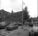 60935 Zicht op een schoolgebouw aan de Tolhuisstraat 23 op Katendrecht. Uiterst rechts het Sint-Felix Patronaat, links ...