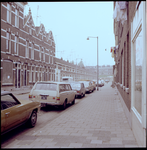 61603 Woningen en geparkeerde auto's aan de Leeuwensteinstraat.
