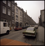 61608 Woningen en geparkeerde auto's aan de Bothastraat.