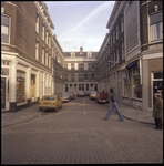 61950 Winkels en woningen aan een doodlopende zijstraat van de Van der Takstraat.
