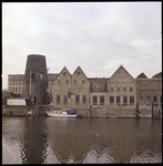 62183 De Achterhaven met pakhuizen en de molenstomp van molen De Distilleerketel.