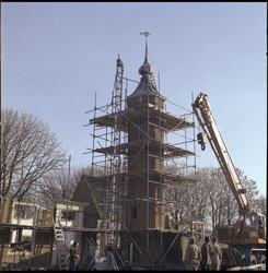 62191 Het afbreken van de toren van landhuis d'Oliphant in Heenvliet voor de verplaatsing naar de Kromme Zandweg.
