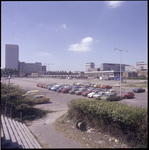 63700 Geparkeerde auto's op het voormalige Heliportterrein aan de Hofdijk. Op de achtergrond onder andere het ...