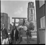 63938 Publiek over de houten Krattenbrug over de Delftsevaart tussen de 2e Westewagenhof en het Grotekerkplein. Op de ...