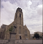 64433 Het Grotekerkplein met de Grote of Sint-Laurenskerk en het standbeeld van Erasmus.