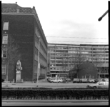 68000-41 De Schiekade met links het kantoorgebouw van de Nationale Nederlanden met daarvoor het standbeeld van Johan de ...