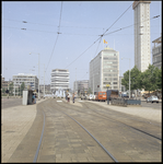 69471 De Coolsingel in noordelijke richting met een tramhalte en de ingang van metrostation Stadhuis. Op de achtergrond ...