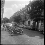 71323 Zicht in de Vinkenstraat met op de voorgrond enkele motoren en fietsen.
