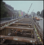71461 Werkzaamheden voor de aanleg van de metro op de Oudedijk, ter hoogte van de Hoflaankerk links.