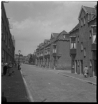 7214 Zicht op woningen in de Jasmijnstraat, met de Patrimonium's Hof als zijstraat rechts, en verderop de 1e ...