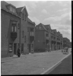 7215 De Jasmijnstraat met woningen in de richting van de Lange Hilleweg. In het midden links de toegang tot het ...