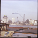 72839 Zicht op werkzaamheden voor de bouw van de Willemsbrug bij de Maasboulevard, vanaf de Maaskade. Op de achtergrond ...