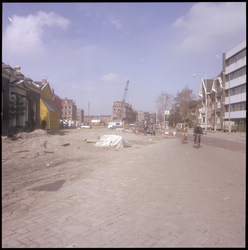 72851 Zicht op werkzaamheden voor de aanleg van de metro op de Oudedijk. Links de Hoflaankerk en rechts verpleeghuis Pniël.