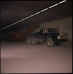 74068 Zicht in de Botlektunnel tijdens werkzaamheden voor de bouw. Een vrachtwagen en een andere machine aan de zijkant ...
