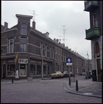75311 Zicht op meerdere woningen in de Lusthofstraat, en links het bedrijfspand van Vos schoenen en tassen.
