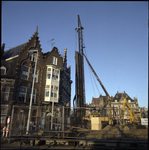 76466 Werkzaamheden voor de aanleg van de metro, ter hoogte van de Havenstraat in Delfshaven, met in het midden een ...