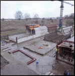 76563 Overzicht van het bouwdok voor tunnelelementen voor de metrotunnel onder de Oude Maas op het Eiland van ...