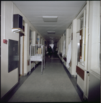 76627 Zicht op een van de gangen in het Sophia Kinderziekenhuis aan de Gordelweg, met aan weerszijden kamers.
